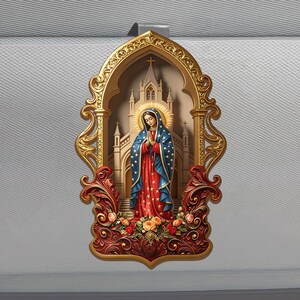 Könnte beinhalten: Ein religiöses Wandbild mit einer Darstellung der Jungfrau Maria in einem roten und blauen Gewand, vor dem Hintergrund einer Kirche. Der verzierte goldene Rahmen enthält florale und scrollartige Details mit einem Kreuz oben.