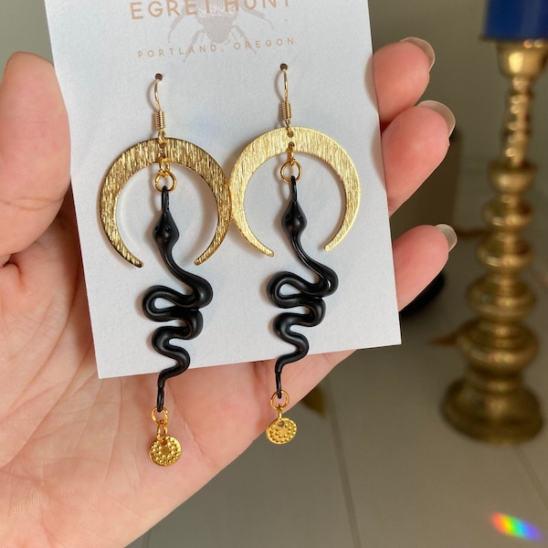 Boucles d’oreilles serpent, Boucles d’oreilles Crescent Moon Celestial Serpent Dangle, bijoux faits à la main, cadeau, whimsigoth, fairycore
