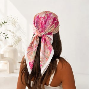 Rosa blommig akvarell sidenssatinhalsduk, fyrkantig bandana, halsduk 70 x 70 cm elegant present till henne