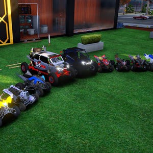 Könnte beinhalten: Eine Sammlung von Spielzeug-ATVs und Geländefahrzeugen in verschiedenen Farben, darunter Gelb, Blau, Rot und Schwarz, steht auf einem grünen Rasen. Die Fahrzeuge haben detaillierte Designs und sind in einer Reihe angeordnet.