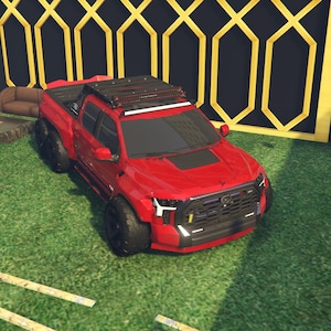 Può includere: Un pick-up rosso con ruote nere e un portapacchi nero è parcheggiato sull'erba verde. Il camion ha una griglia anteriore nera e una barra luminosa bianca. Lo sfondo include una parete decorativa dorata e un piccolo divano marrone.