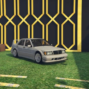 Può includere: Una berlina grigio chiaro con ruote bianche e uno spoiler posteriore è parcheggiata su erba verde. L'auto è di fronte a un muro nero con forme geometriche dorate. L'auto ha uno spoiler anteriore e un tetto apribile.