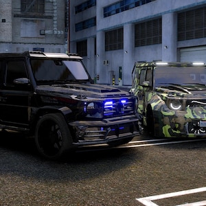 Puede incluir: Dos SUV negros modificados están estacionados uno al lado del otro. El primero es negro sólido con luces de acento azules. El segundo está camuflado en verde, marrón y negro. Ambos vehículos tienen características personalizadas y están estacionados en un entorno urbano.