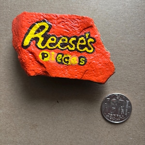 Puede incluir: Un juego de tres tazas de cerámica con un acabado mate moteado. Las tazas son en tonos crema, gris claro y gris oscuro. Cada taza tiene un diseño simple y minimalista, ideal para café o té.