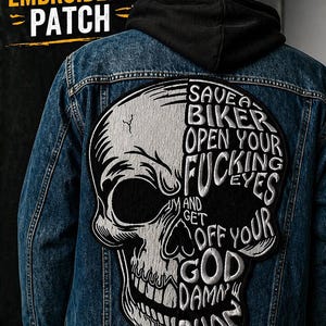 Puede incluir: Chaqueta vaquera con un gran parche de calavera bordado. El parche es blanco y negro y presenta el texto "SAVE A BIKER OPEN YOUR FUCKING EYES AND GET OFF YOUR GOD DAMN PHONE."