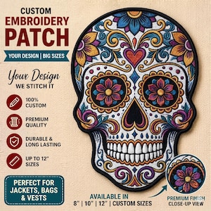 Puede incluir: Parche bordado personalizado con forma de calavera de azúcar, con intrincados diseños florales en azul, amarillo, morado y rojo. Disponible hasta 30 cm, adecuado para chaquetas, bolsos y chalecos. El texto dice 'Custom Embroidery Patch'.