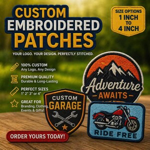 Peut inclure: Plusieurs écussons brodés personnalisés avec des motifs et tailles variés. Les écussons affichent les textes « Custom Embroidered Patches », « Adventure Awaits », « Custom Garage » et « Ride Free ». Les tailles varient de 2,5 cm à 10 cm.