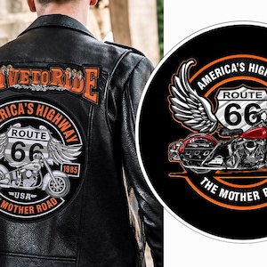 Op de afbeelding: Zwarte leren jas met een Route 66 motorfiets patch. De patch bevat de tekst "America's Highway", "Route 66" en "The Mother Road". De jas heeft ook een patch met "Live to Ride".