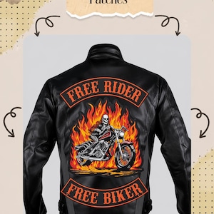 Puede incluir: Chaqueta de cuero negra con parches "Free Rider" y "Free Biker". La espalda presenta un diseño de un esqueleto en una moto entre llamas. Una chaqueta de motorista clásica.