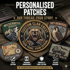 Può includere: Una collezione di toppe personalizzate con vari disegni, tra cui un orso, un lupo e una mappa. Le toppe presentano testi come "Custom Clan Crest" e "Gear & Track". L'immagine evidenzia anche caratteristiche come ricamo premium e supporto in velcro.