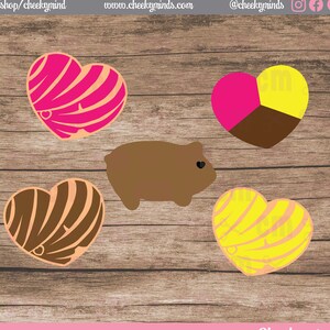 Pode incluir: Cinco arquivos de corte digital para um pastel em forma de cora&ccedil;&atilde;o, incluindo um cora&ccedil;&atilde;o listrado rosa e branco, um cora&ccedil;&atilde;o listrado amarelo e branco, um cora&ccedil;&atilde;o listrado marrom e branco, um cora&ccedil;&atilde;o tricolor com se&ccedil;&otilde;es rosa, amarelo e marrom, e um porco marrom.