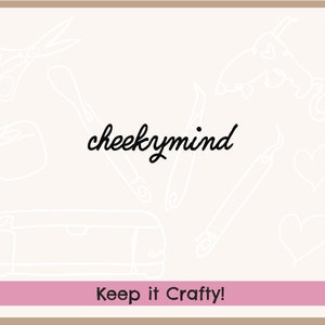 Pu&ograve; includere: Illustrazioni bianche di contorno di diversi strumenti per l'artigianato e cuori su uno sfondo beige chiaro. Il testo "cheeky mind" &egrave; scritto in corsivo nero. La parte inferiore dell'immagine ha uno striscione rosa con il testo "Keep it Crafty!"