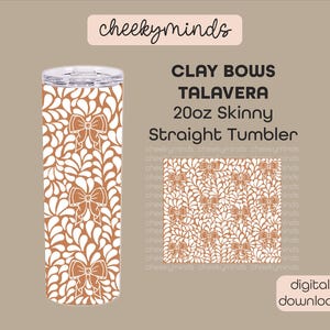 Può includere: Un bicchiere dritto sottile da 20 once (circa 567 ml) con un motivo ripetuto di fiocchi color argilla e disegni bianchi a forma di foglia. Il bicchiere ha un coperchio trasparente ed è etichettato "Clay Bows Talavera".