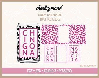 Könnte beinhalten: Ein digitales Design für ein 473 ml Bierglas in Dosenform. Das Design zeigt ein rosafarbenes Leopardenmuster und den Text "CHINGONA" und "MAMACITA" in Schwarz.