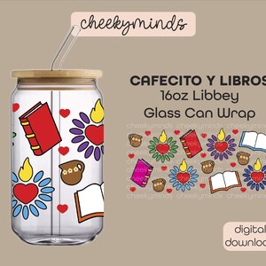 Könnte beinhalten: Ein digitaler Download für eine 473 ml Glas-Dosenhülle mit einem farbenfrohen Design mit Herzen, Büchern und Kaffeetassen. Der Text "Cafecito y Libros" befindet sich oben auf dem Design.