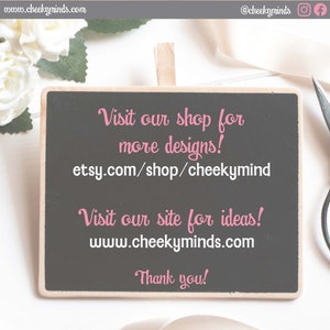 Pode incluir: Uma lousa preta com moldura de madeira branca, com o texto "Visit our shop for more designs! etsy.com/shop/cheekymind Visit our site for ideas! www.cheekyminds.com Thank you!" escrito em rosa.
