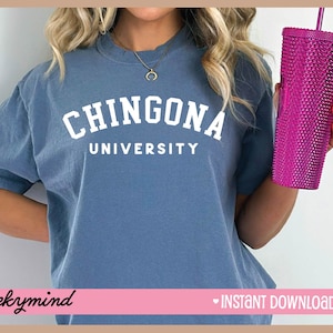 Pu&ograve; includere: Una maglietta blu con la scritta "CHINGONA UNIVERSITY" stampata in bianco.