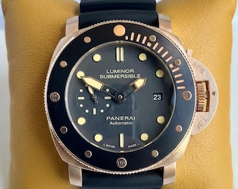 Vintage gerenoveerde Panerai Luminor Submersible Quarantaquattro Oracarbo 44 mm gouden tech rubberen band