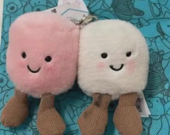 Peluche inspirado en el dúo de malvaviscos Jelly Cat de Amuseables: suaves y tiernos compañeros de abrazos.