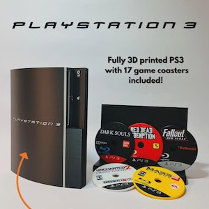 Puede incluir: Una consola PS3 impresa en 3D con 17 posavasos de juegos. Los posavasos presentan títulos de juegos como "Dark Souls" y "Uncharted 2". El texto "PLAYSTATION 3" se muestra en la parte superior. Los posavasos se pueden guardar en la consola.