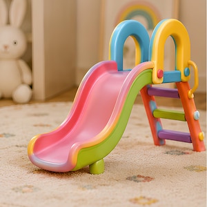 Könnte beinhalten: Eine bunte Kinderrutsche aus Kunststoff. Die Rutschfläche ist rosa, die Seiten grün und der Bogen blau und gelb. Die Leiter ist orange mit lila, grünen und gelben Stufen. Ein lustiges Spielzeug für drinnen oder draußen.