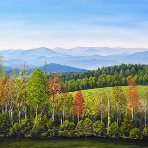 Peut inclure: Peinture de paysage représentant une forêt vibrante avec des arbres aux teintes de vert, de rouge et de jaune. Des collines et des montagnes lointaines se fondent dans un ciel bleu brumeux, créant une scène naturelle sereine.