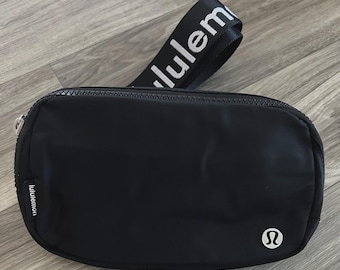 Lululemon Everywhere Belt Bag One Size 1L (7.5”x2”x5”) BLK/WHT 07486..