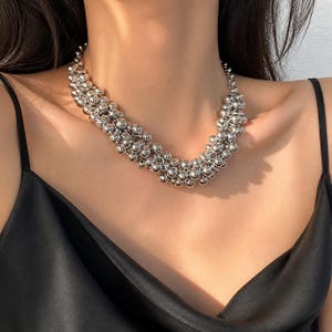 Grovt silverkulhalsband: Metalliskt pärlhalsband med klusterform