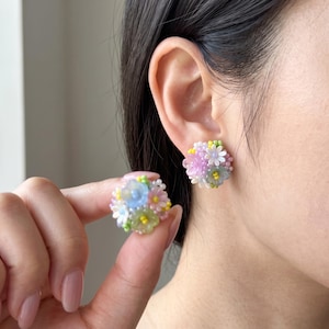Oorbellen met kralen en bloemmotief: kleurrijke handgemaakte statement sieraden met bloemenmotief