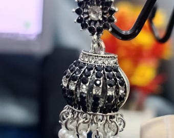 Elegantes pendientes jhumka negros y plateados con perlas colgantes.
