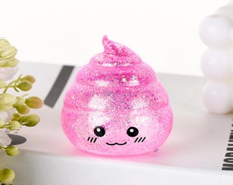 Könnte beinhalten: Ein rosa, glitzerndes Kackhaufen-Emoji im Cartoon-Stil mit einem lächelnden Gesicht. Das Emoji hat eine hellrosa Farbe mit Glitzer. Das Emoji sitzt auf einer weißen Oberfläche.