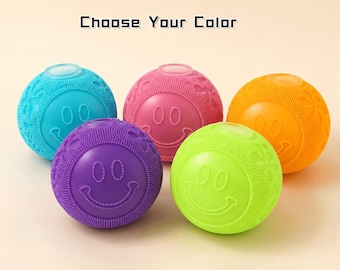 Könnte beinhalten: Fünf farbenfrohe, kugelförmige Objekte mit einem Smiley-Gesicht-Design. Die Objekte sind in den Farbtönen Blau, Rosa, Lila, Grün und Orange gehalten. Der Text "Choose Your Color" befindet sich oben im Bild.