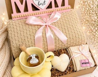 Caja de regalo acogedora para mamá: manta de punto, taza, miel, vela, calcetines.
