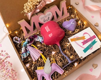 Caja de regalo de cumpleaños para mamá: copa de vino, manta de punto y set de cuidado personal.
