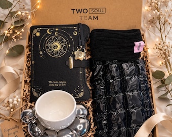 Caja de regalo personalizada para mujer: taza, calcetines, agenda, neceser, llavero.