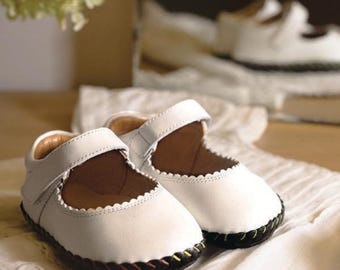 Zapatos First Walker para niñas: piel suave, puntera ancha, suela de caída cero.