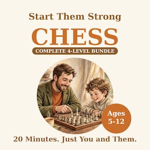 Könnte beinhalten: Ein Schach-Lernpaket mit dem Text Start Them Strong CHESS COMPLETE 4-LEVEL BUNDLE. Das Bild zeigt einen Erwachsenen und ein Kind beim Schachspiel mit dem Text Ages 5-12 und 20 Minutes. Just You and Them. auf cremefarbenem Hintergrund.
