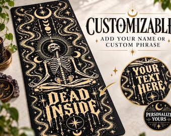 Op de afbeelding: Een rechthoekige zwarte yogamat met een goudkleurige illustratie van een skelet in meditatiehouding, omringd door hemelse motieven en de tekst "DEAD INSIDE". Bevat een cirkelvormig aanpasbaar gedeelte voor eigen tekst.