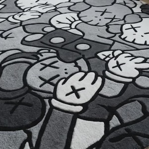 Pu&ograve; includere: Un tappeto rettangolare con un motivo grafico ripetitivo di personaggi in stile cartone animato con occhi a forma di X e mani guantate. Il design &egrave; realizzato in una tavolozza monocromatica di nero, bianco e varie tonalit&agrave; di grigio.