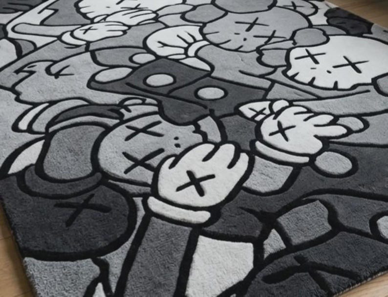 Pu&ograve; includere: Un tappeto rettangolare con un motivo grafico ripetitivo di personaggi in stile cartone animato con occhi a forma di X e mani guantate. Il design &egrave; realizzato in una tavolozza monocromatica di nero, bianco e varie tonalit&agrave; di grigio.