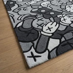 Pu&ograve; includere: Un tappeto rettangolare con un motivo grafico ripetuto in tonalit&agrave; di nero, bianco e grigio. Il design &egrave; composto da figure stilizzate simili a cartoni animati con occhi a forma di X e mani guantate, realizzate in uno stile ad alto contrasto.