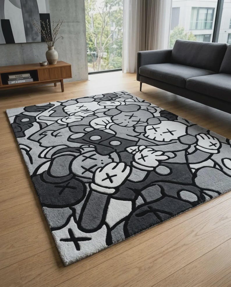 Pu&ograve; includere: Un tappeto rettangolare caratterizzato da un motivo grafico ripetitivo di personaggi in stile cartone animato con occhi a forma di X e mani guantate. Il design &egrave; realizzato in una tavolozza monocromatica di nero, bianco e varie tonalit&agrave; di grigio.