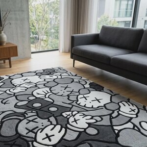 Pu&ograve; includere: Un tappeto rettangolare caratterizzato da un motivo ripetitivo di personaggi in stile cartone animato con occhi a forma di X e mani guantate. Il design &egrave; realizzato in una palette monocromatica di grigio chiaro, grigio scuro, nero e bianco.