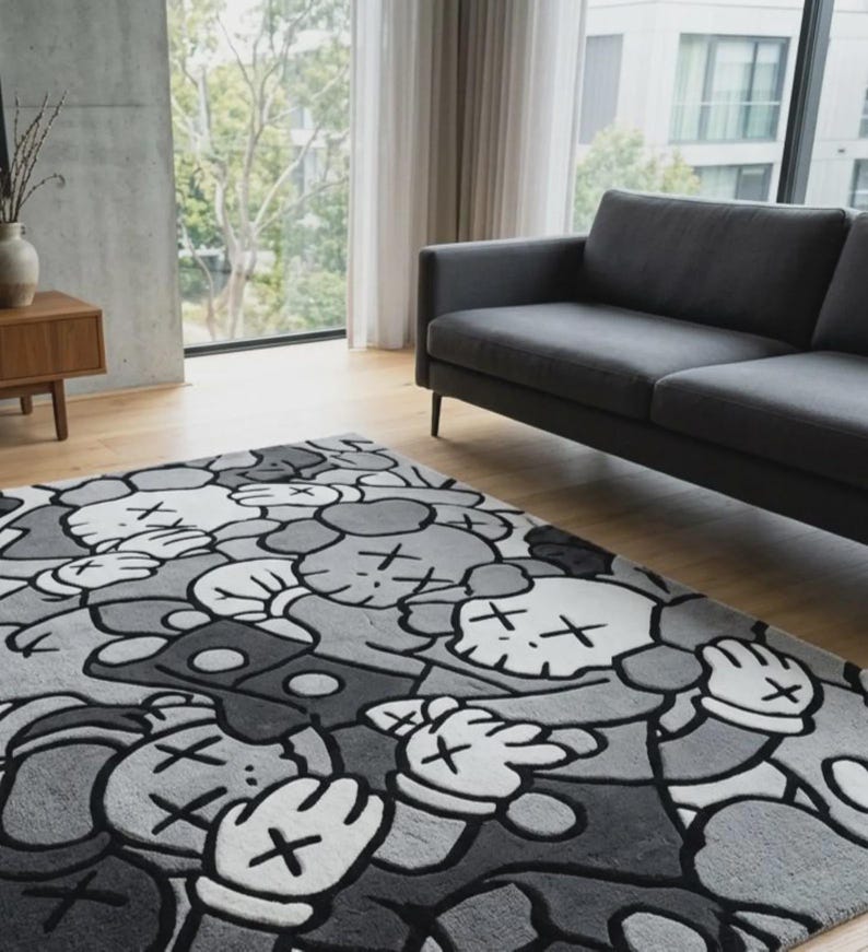 Pu&ograve; includere: Un tappeto rettangolare caratterizzato da un motivo ripetitivo di personaggi in stile cartone animato con occhi a forma di X e mani guantate. Il design &egrave; realizzato in una palette monocromatica di grigio chiaro, grigio scuro, nero e bianco.