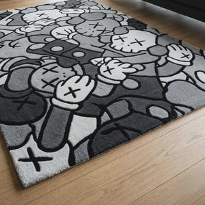 Pu&ograve; includere: Un tappeto rettangolare caratterizzato da un motivo ripetitivo di personaggi in stile cartone animato con occhi a forma di X e mani guantate. Il design &egrave; realizzato in una tavolozza monocromatica di nero, bianco e varie tonalit&agrave; di grigio.