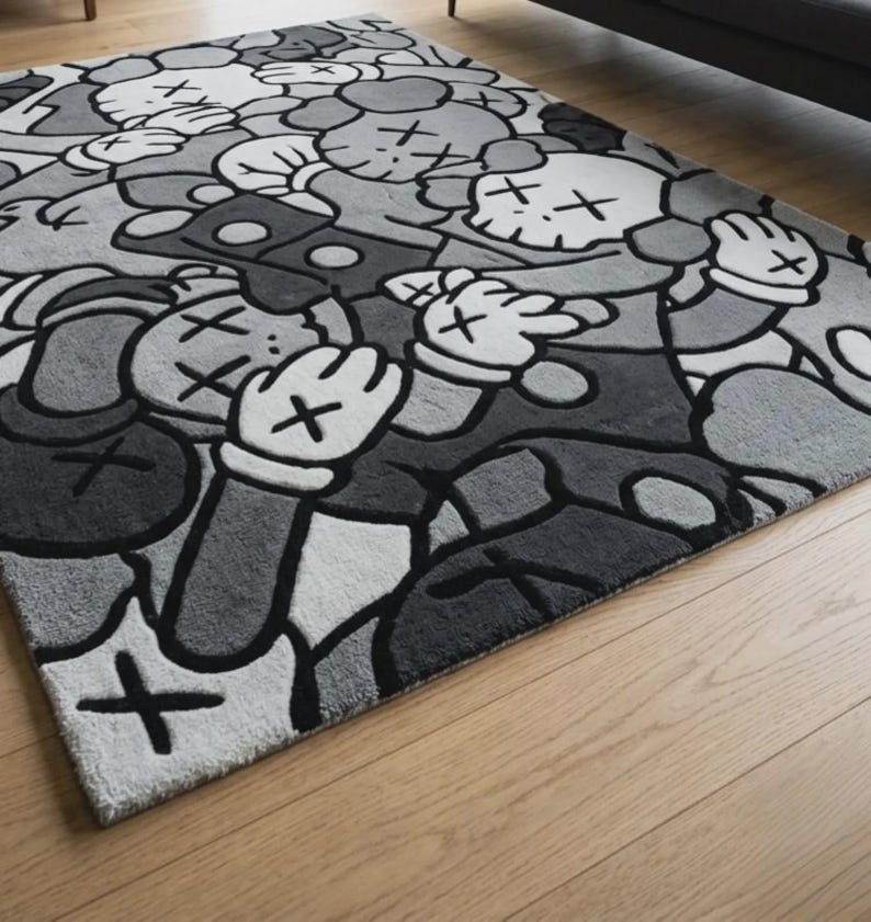 Pu&ograve; includere: Un tappeto rettangolare caratterizzato da un motivo ripetitivo di personaggi in stile cartone animato con occhi a forma di X e mani guantate. Il design &egrave; realizzato in una tavolozza monocromatica di nero, bianco e varie tonalit&agrave; di grigio.