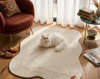 Tappeto in peluche color crema dalla forma irregolare, morbido e accogliente tappetino moderno per il pavimento.