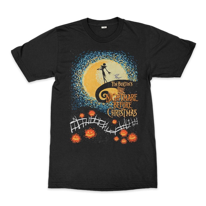 Może przedstawiać: Czarny t-shirt z grafiką z filmu Tima Burtona "Miasteczko Halloween". Projekt przedstawia Jacka Skellingtona na wzg&oacute;rzu przed pełnią księżyca, z tytułem filmu i dyniami. Białe ogrodzenie i dynie znajdują się na dole.