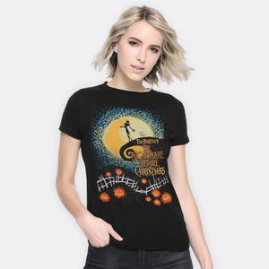 Może przedstawiać: Czarny t-shirt z grafiką z filmu Tima Burtona "Miasteczko Halloween". Projekt zawiera pełnię księżyca, Jacka Skellingtona i tytuł filmu. Koszulka ma okrągły dekolt i kr&oacute;tkie rękawy.