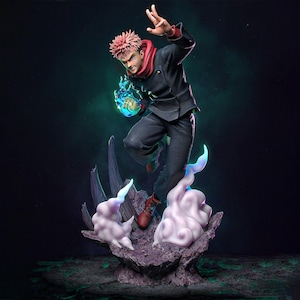Puede incluir: Figura detallada de un personaje en una pose dinámica, con cabello rosa puntiagudo y un atuendo negro con detalles en rojo. La figura sostiene una bola de energía azul brillante, de pie sobre una base rocosa con efectos de nubes.